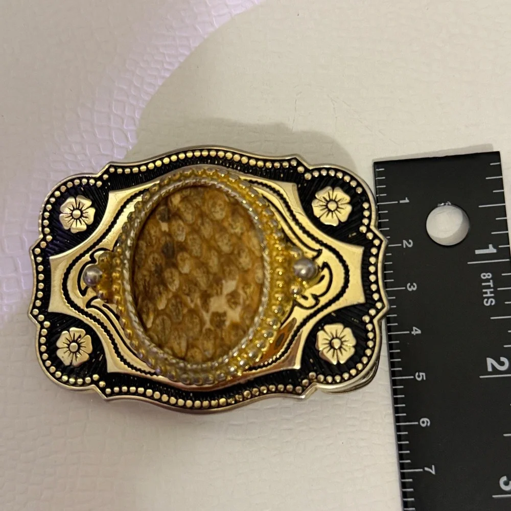 Unbranded belt buckle